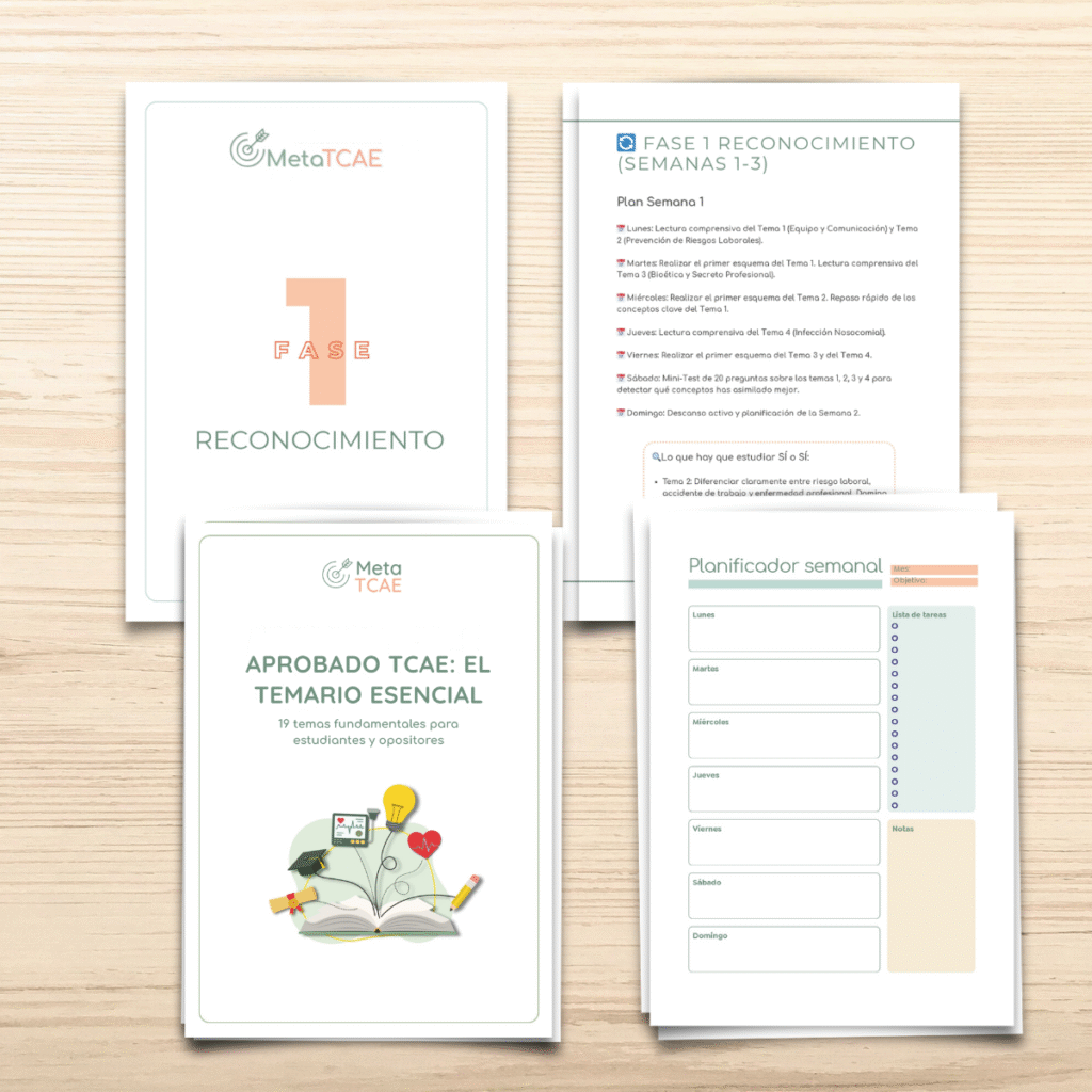 cuatro páginas del planificador sobre fondo de madera beige